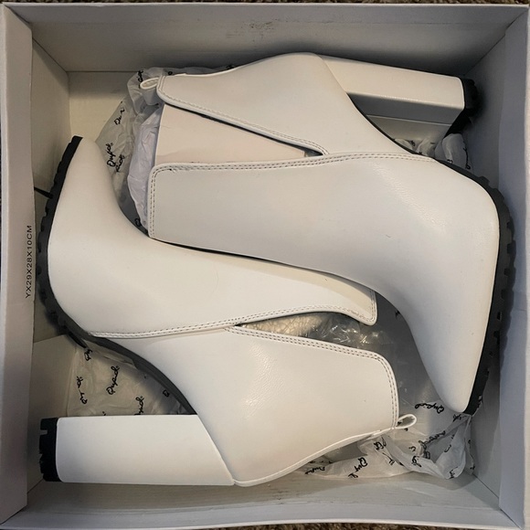 White heeled boots - Picture 2 of 3